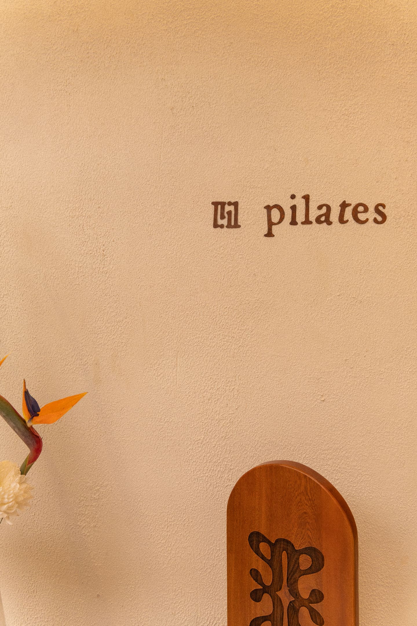La recepción de samaar con flores frescas sobre el mesón