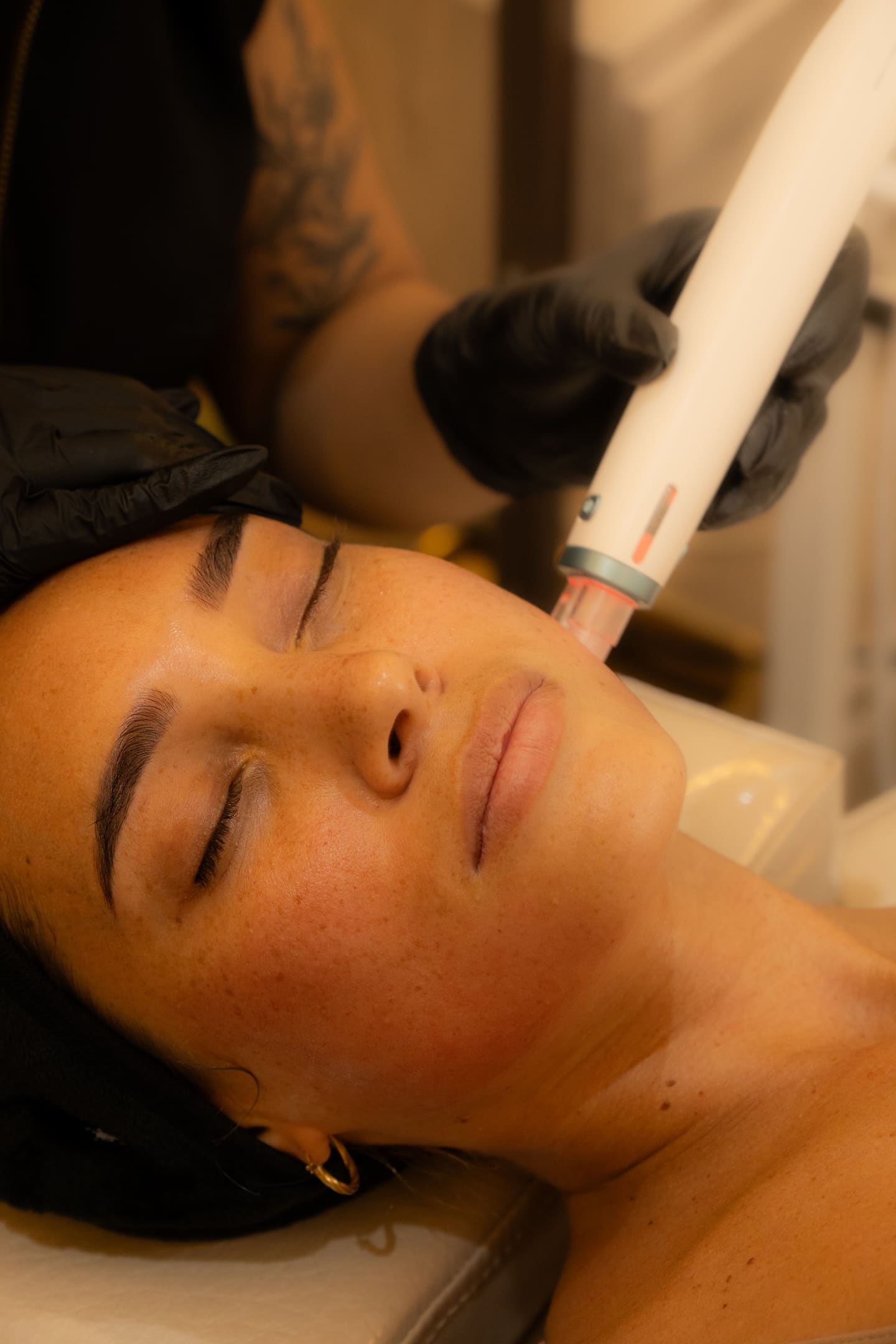 Detalle del tratamiento facial con aparatología en la cabina