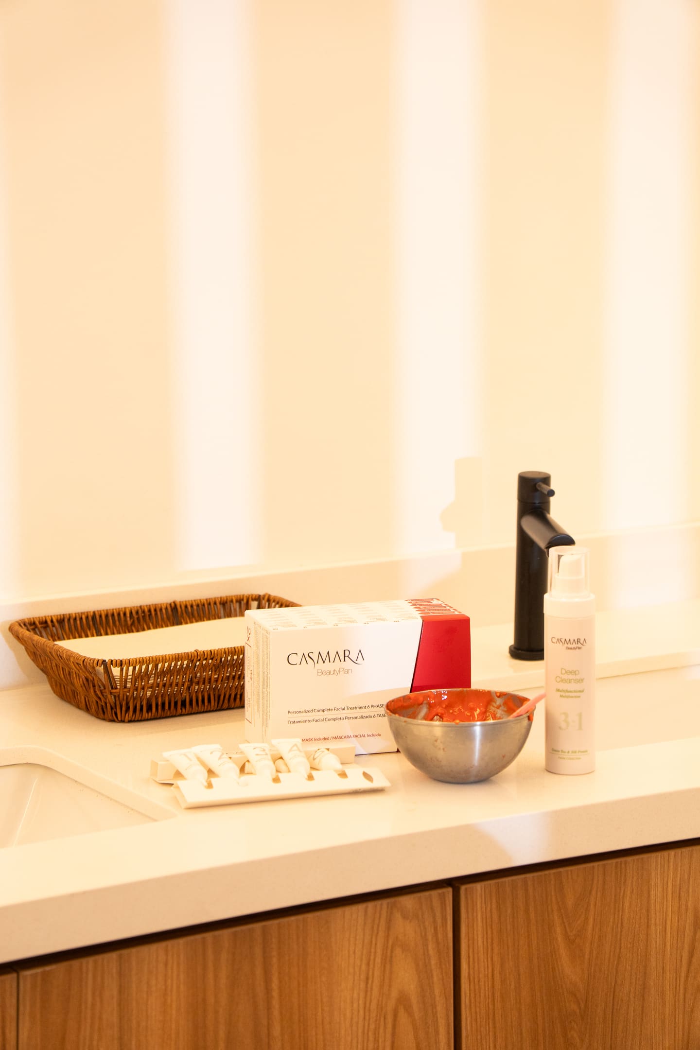 Mesa con los productos del tratamiento facial ordenados en la cabina