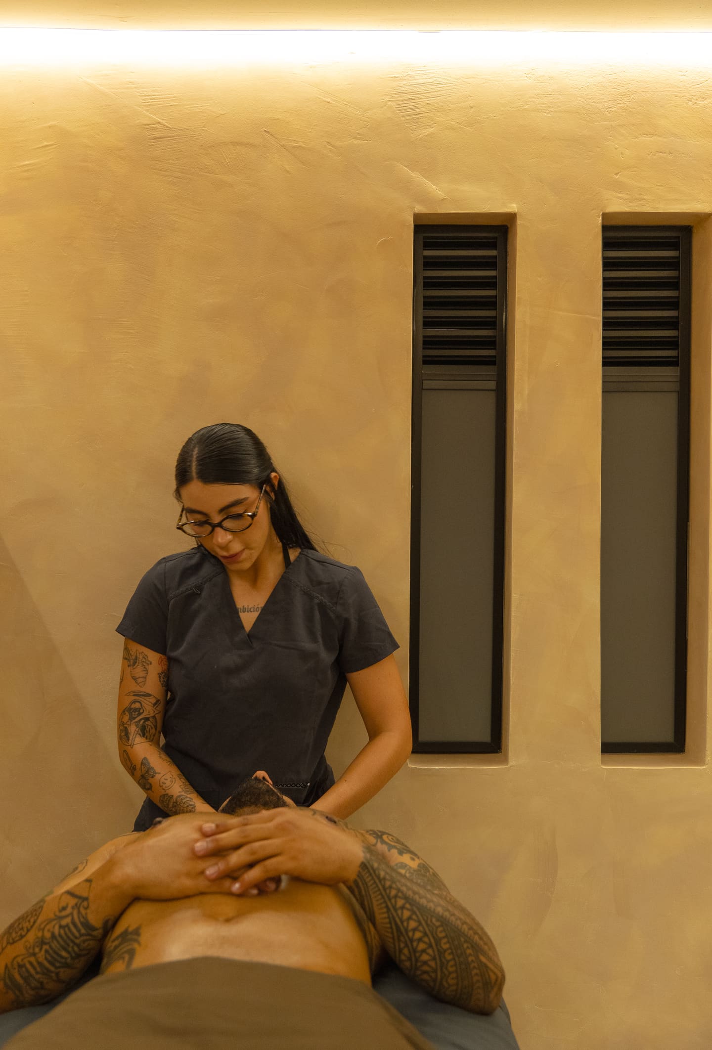 Masaje de espalda con manos firmes en la cabina de madera cálida