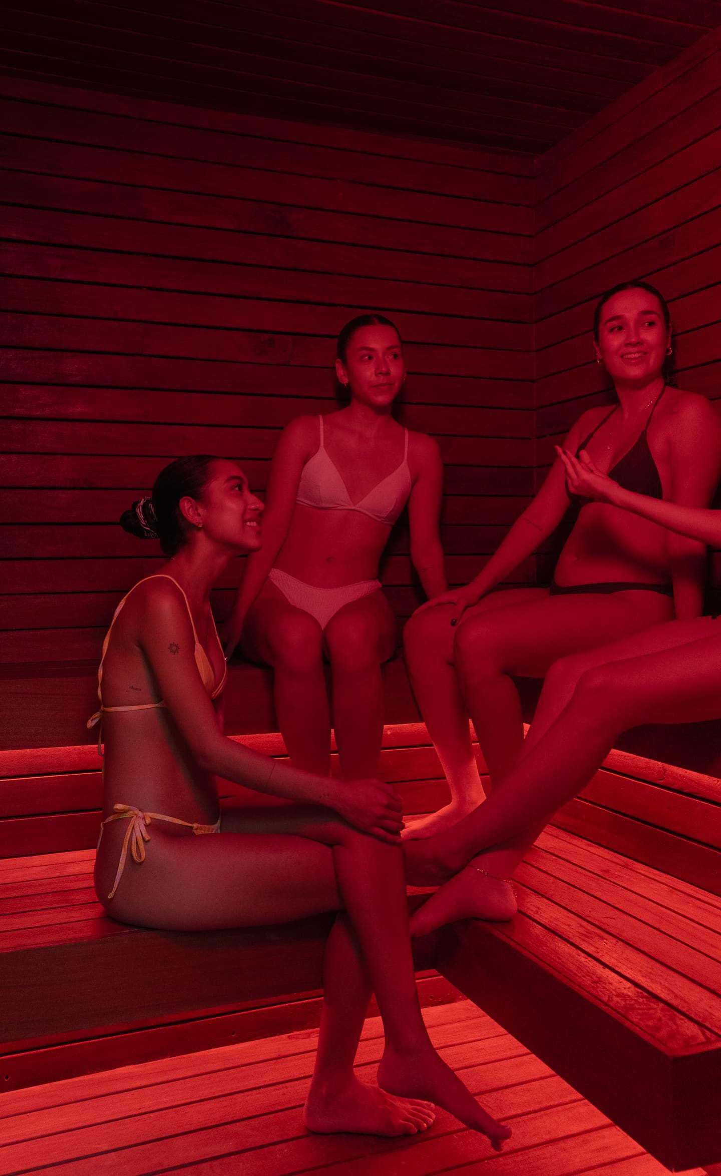 Tres mujeres conversando en la sauna roja de samaar