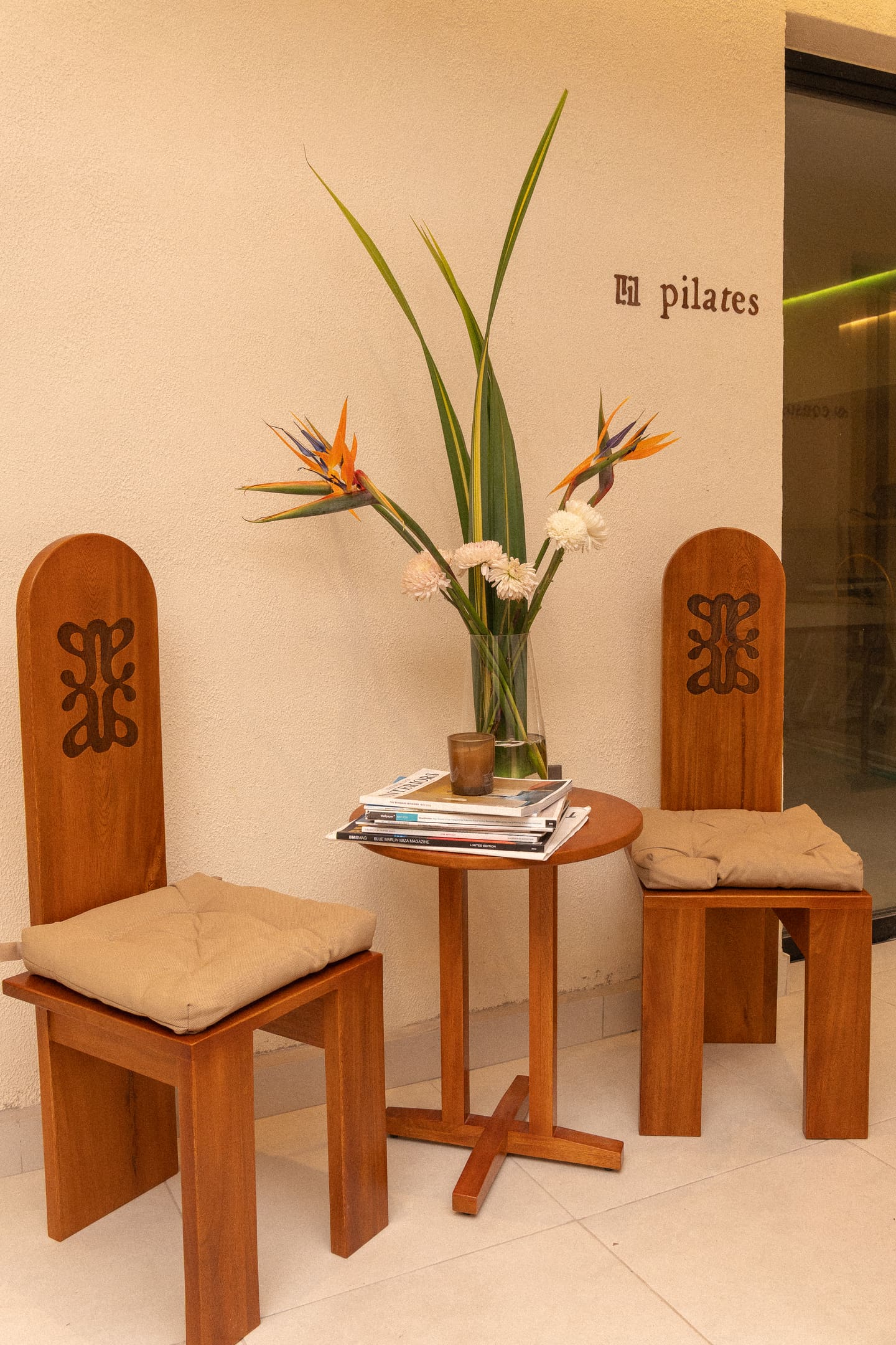 Sillas de madera talladas y flores en la recepción