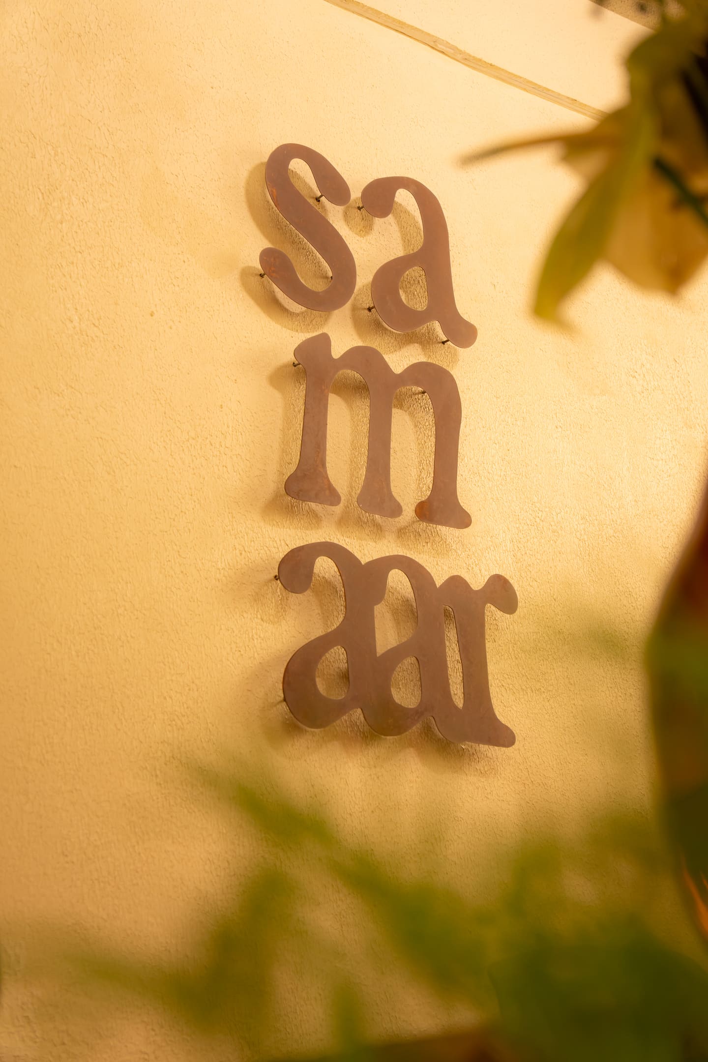 El logotipo de samaar en letras de metal sobre el muro del club